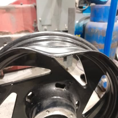 Деформиран борд на автомобилна джанта
